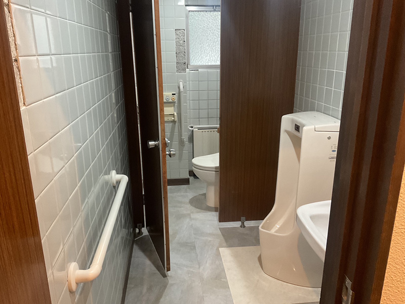 トイレ内タイル施工写真