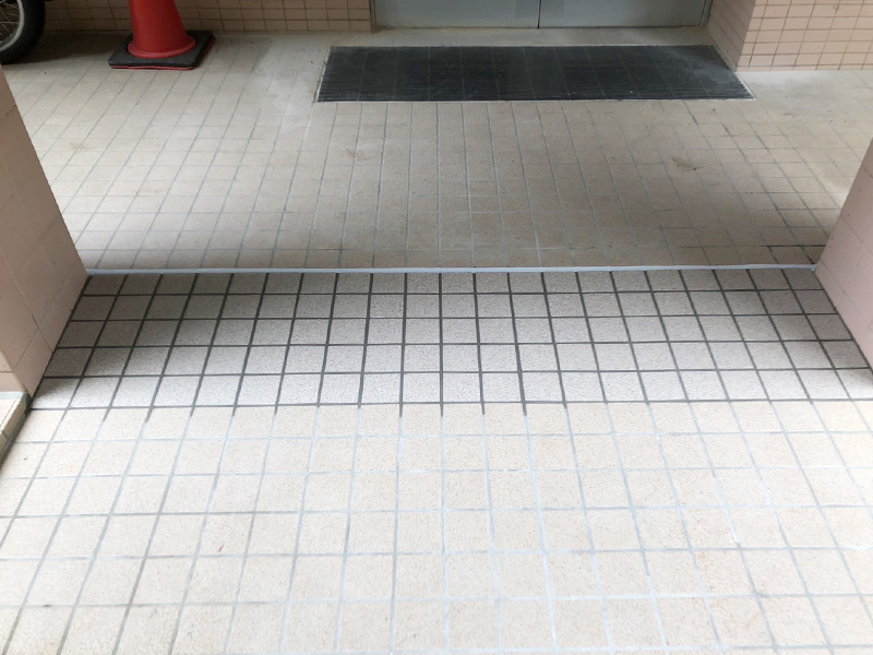 エントランスのタイル施工写真