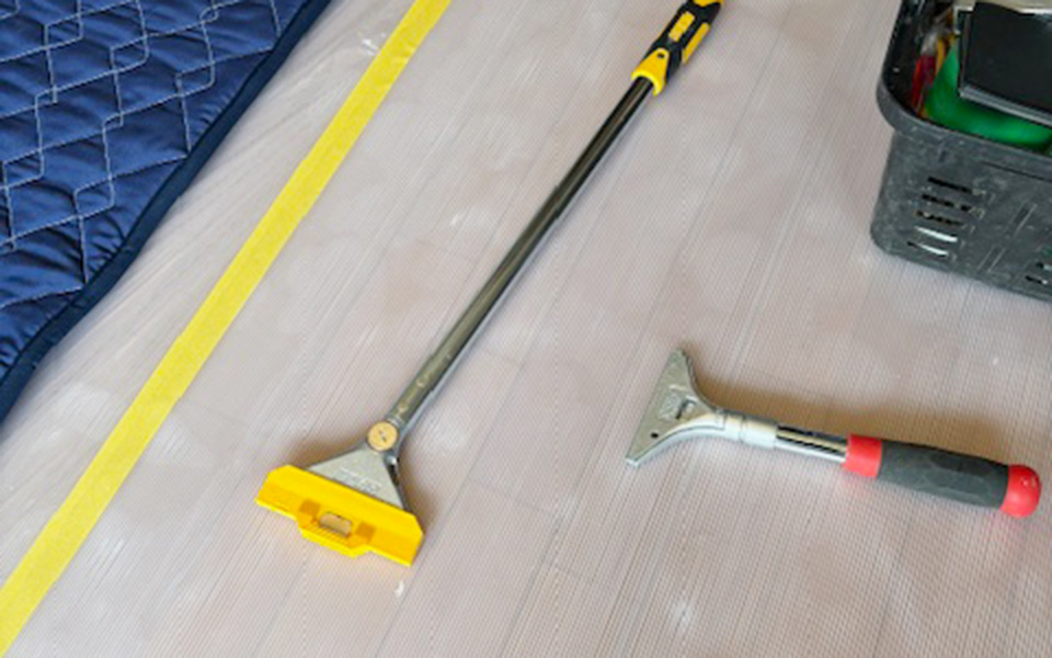 剥がれ難い場合は特殊工具で慎重に
