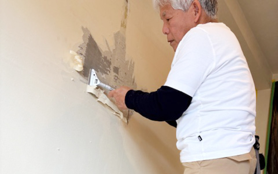 丁寧かつ慎重に壁紙を剥がします